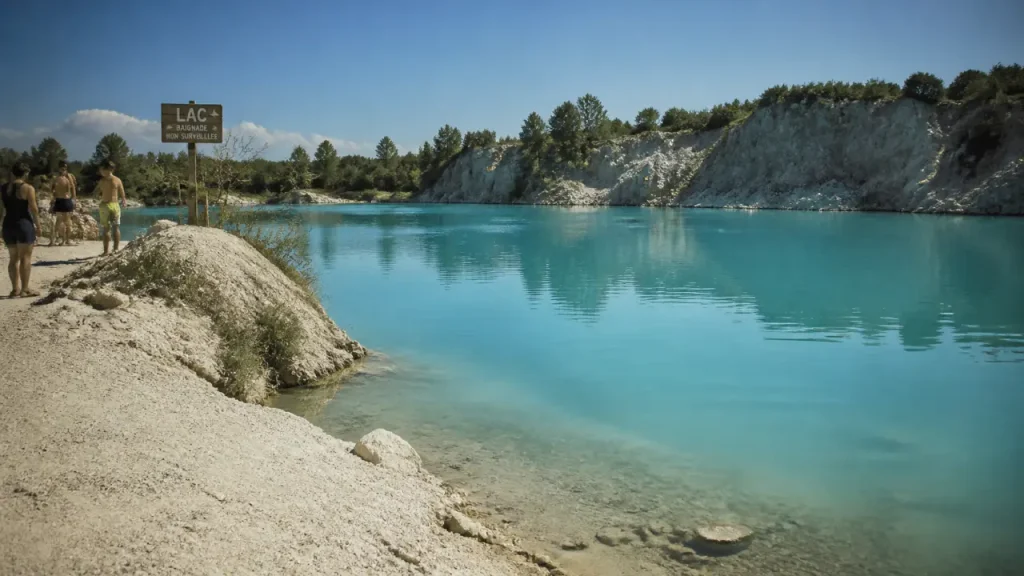 Lac près de Bordeaux, eau turquoise limpide pour baignade et photos
