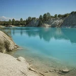 Lac près de Bordeaux, eau turquoise limpide pour baignade et photos