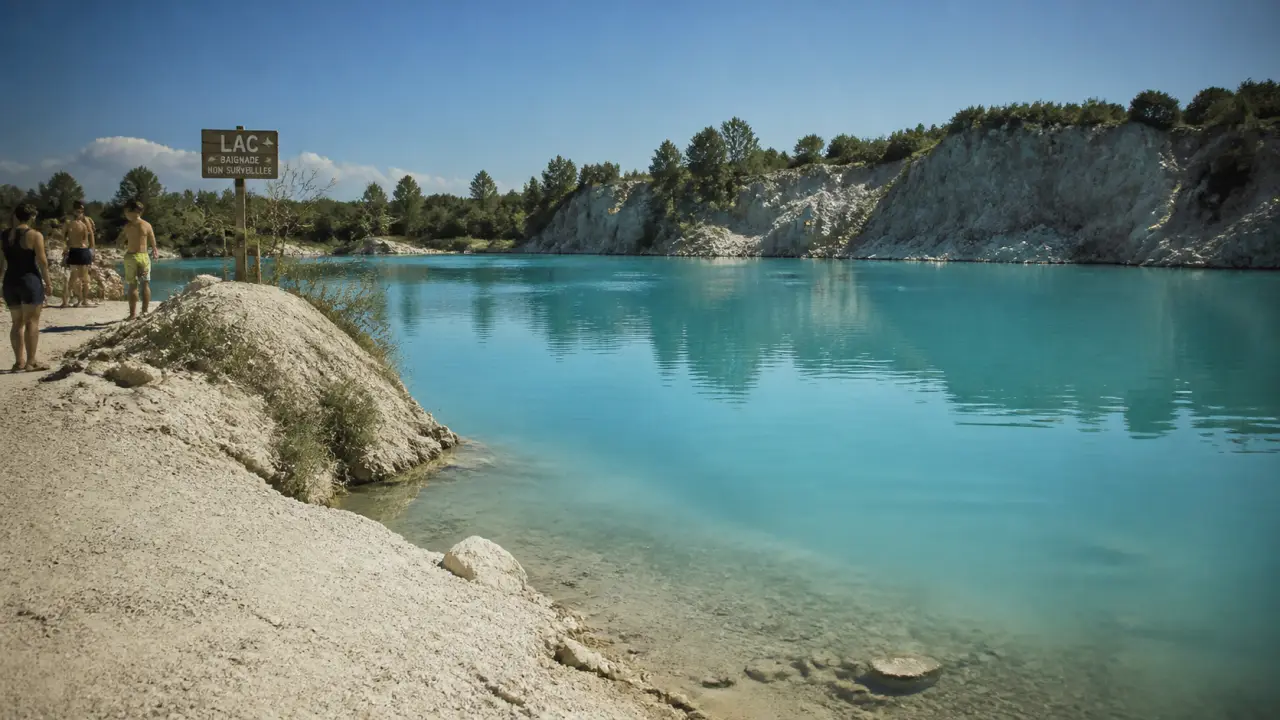 Lac près de Bordeaux, eau turquoise limpide pour baignade et photos