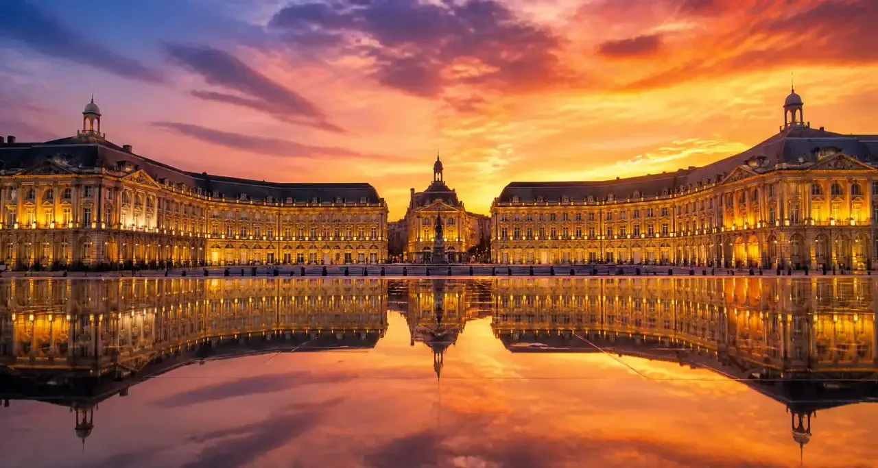 Place de la Bourse et son miroir d'eau au coucher du soleil, Bordeaux