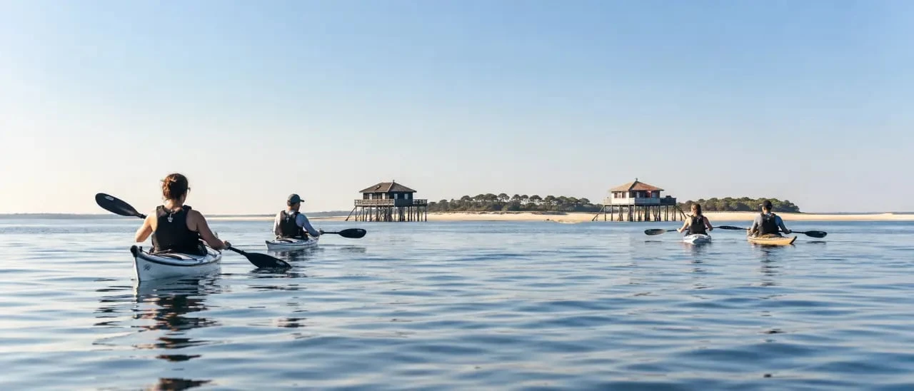 Kayak Arcachon devant les cabanes tchanquées et l’Île aux Oiseaux