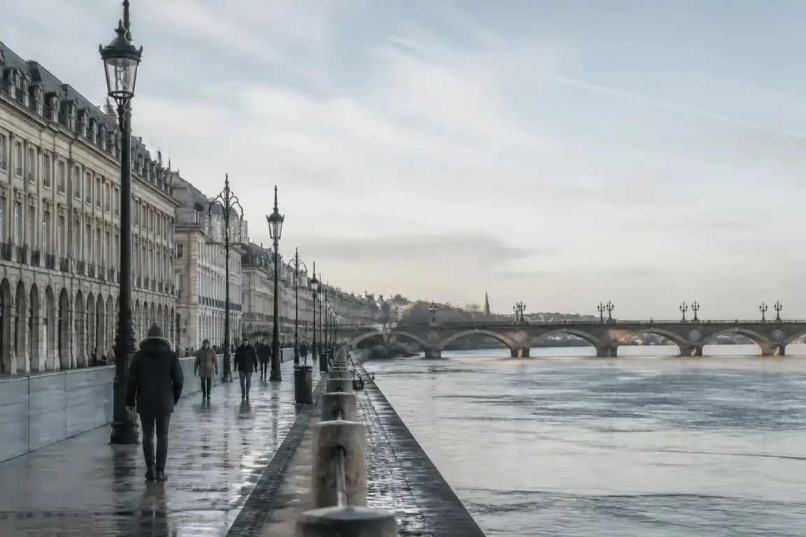 Que faire à Bordeaux le 25 décembre : promenade calme sur les quais près de la place de la Bourse