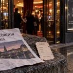 Sorties cinema bordeaux : affiche et ticket devant une salle