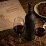 Vin rouge du bordelais : bouteille et verres tulipe