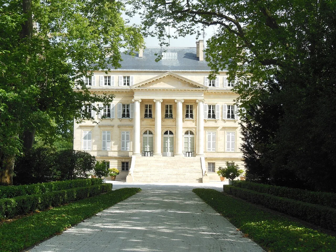 La façade principale du château Margaux à Margaux-Cantenac