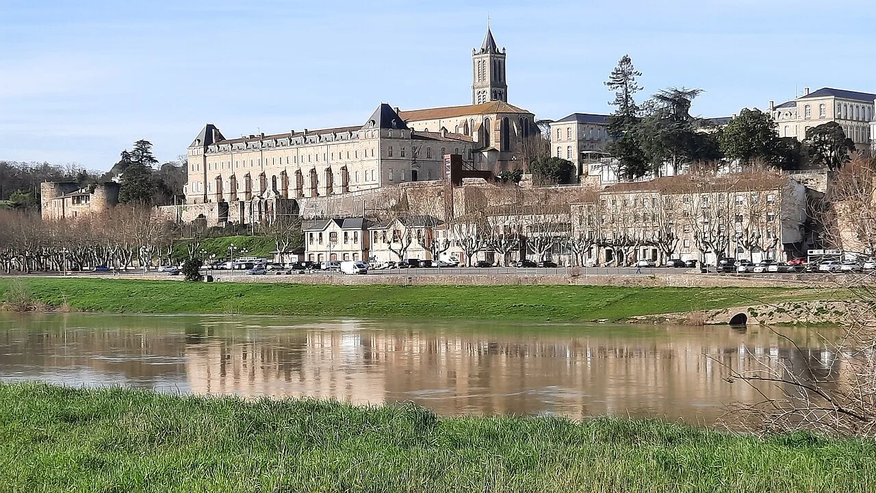 Le prieuré des Bénédictins et l’église Saint-Pierre de La Réole depuis la Garonne
