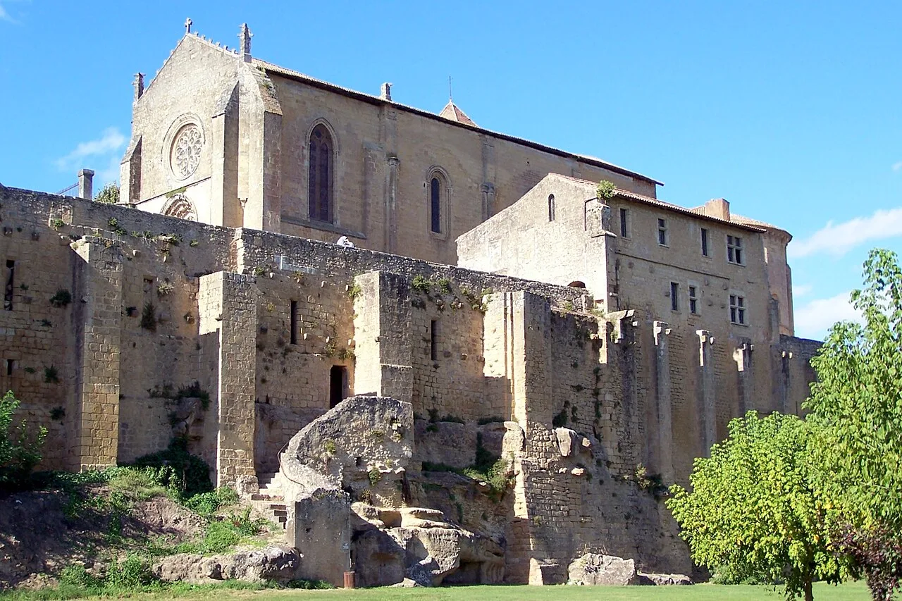 Les remparts, l’église et le cloître de Saint-Macaire
