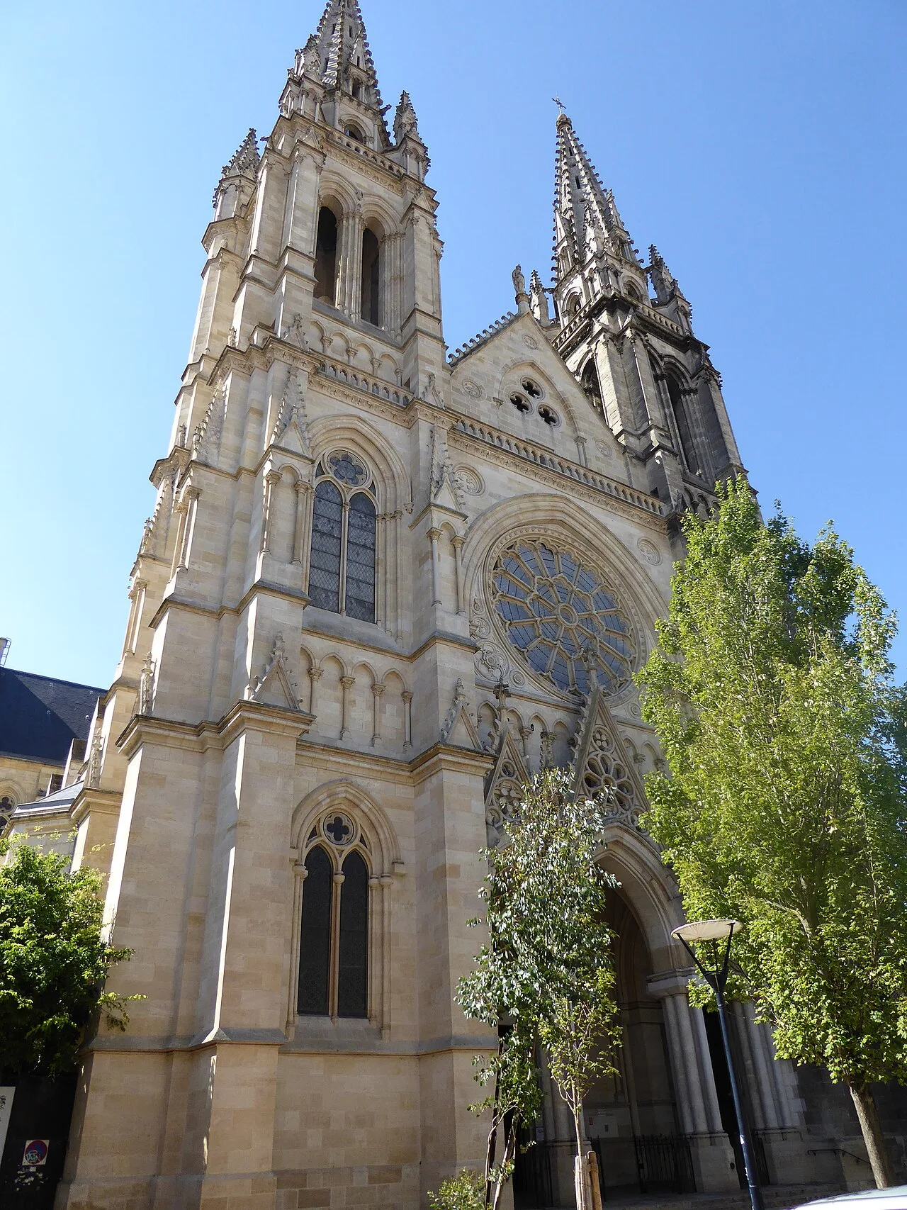 L'église Saint-Louis domine les rues du quartier des Chartrons à Bordeaux