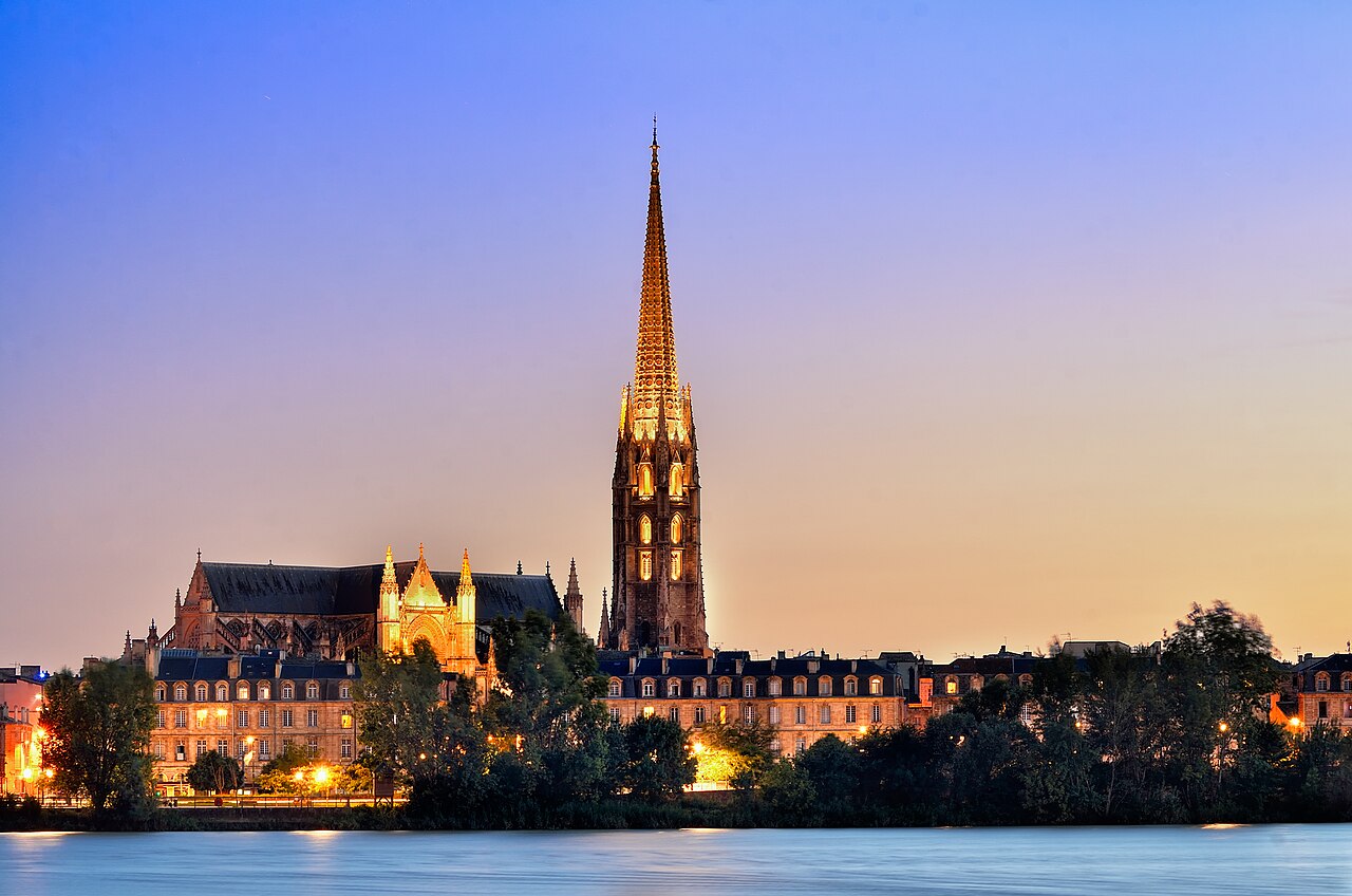 La basilique Saint-Michel et les quais bordelais vus depuis la rive droite