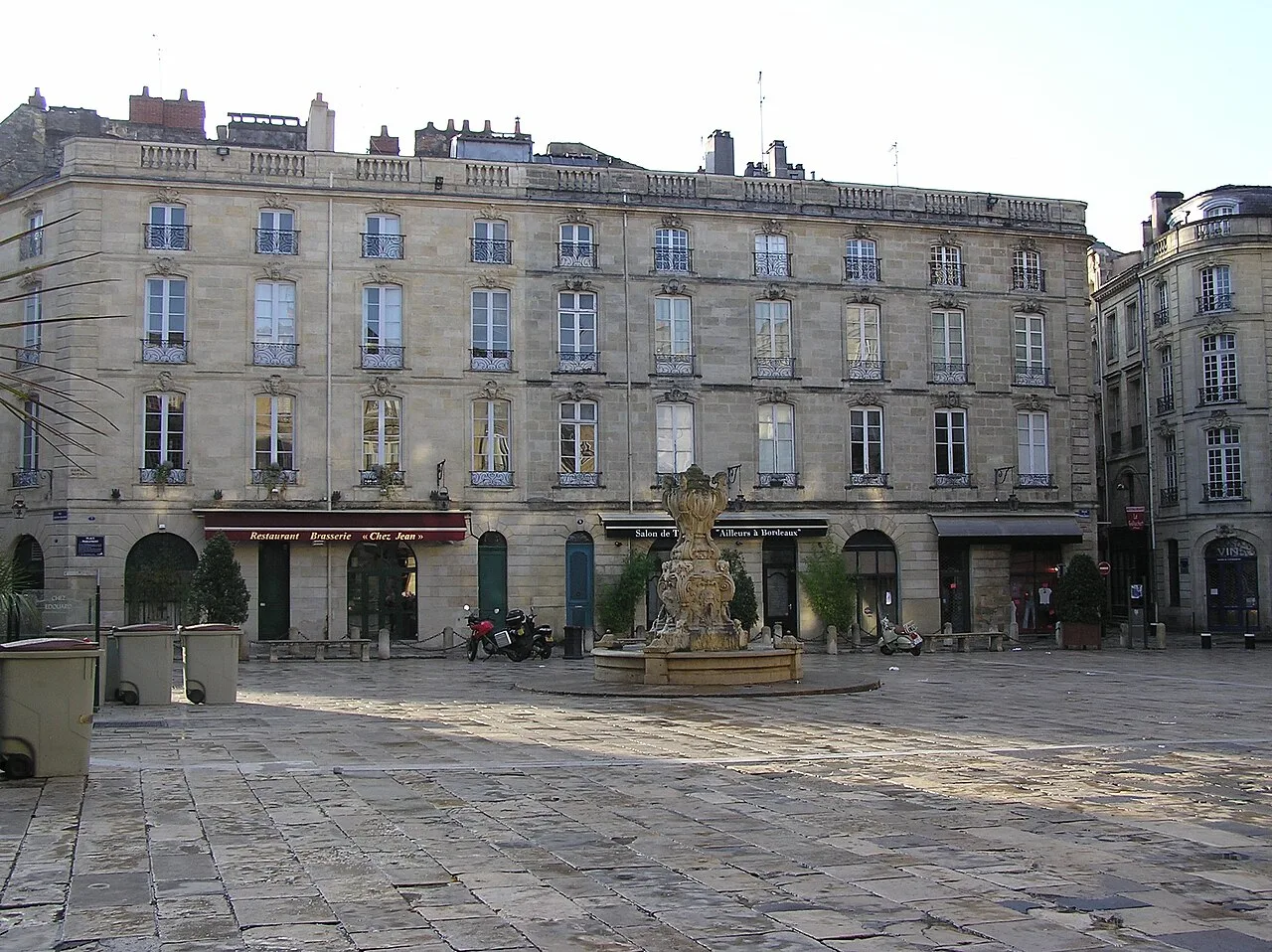 Les façades en pierre et la fontaine de la place du Parlement à Bordeaux