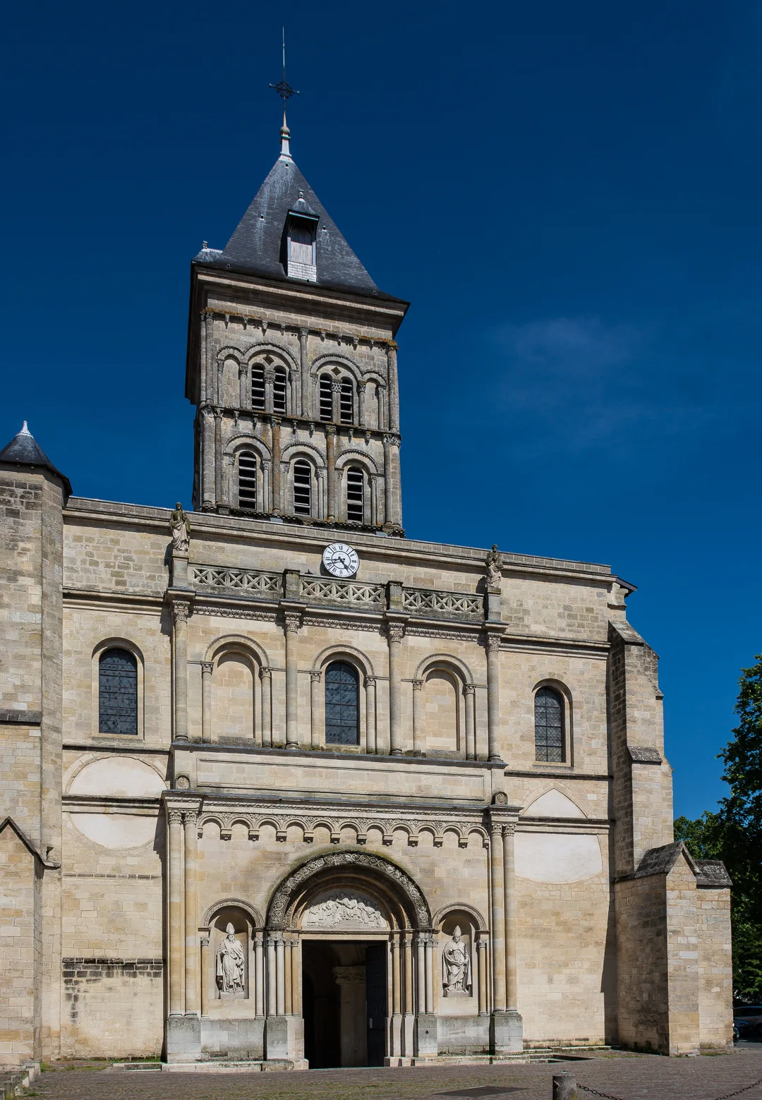 La façade occidentale de la basilique Saint-Seurin dans son quartier à Bordeaux